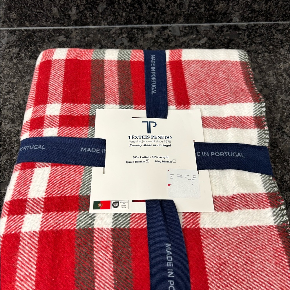 SOLD Têxteis Penedo Red and White Plaid Blanket